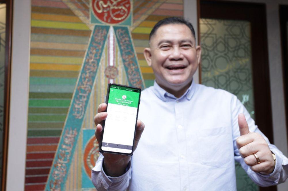 Mantan Direktur Utama BNI Syariah, Abdullah Firman Wibowo ketika menunjukkan aplikasi HasanahKu, uang elektronik syariah pertama di Indonesia. (Dok.BNI Syariah)