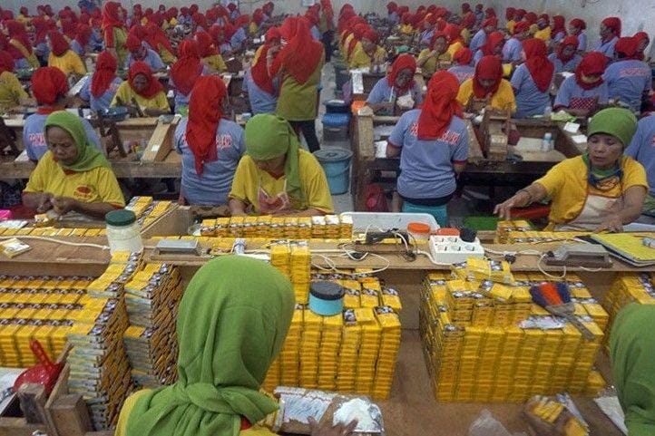 Larangan Perasa Rokok Dinilai Bisa Picu PHK Massal di Industri Kretek