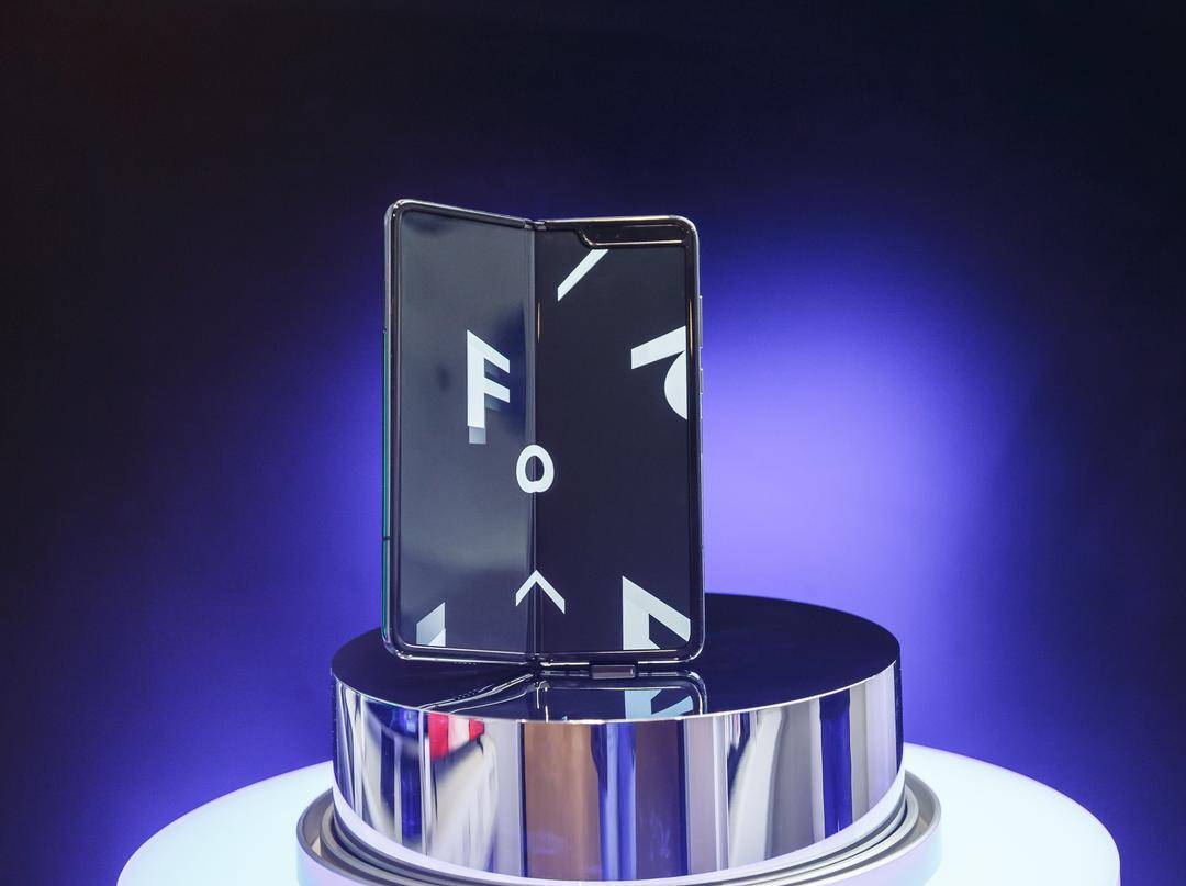 Samsung Galaxy Fold/ Vladeep / Shutterstock.com