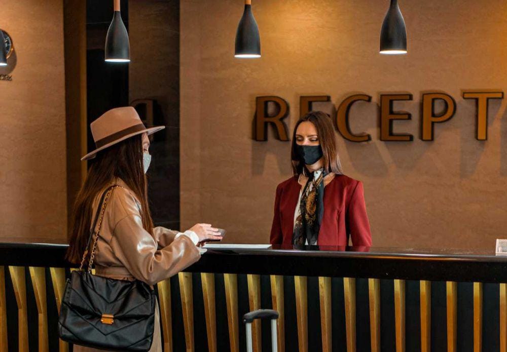 ilustrasi reservasi hotel (pexels.com/Mikhail Nilov)