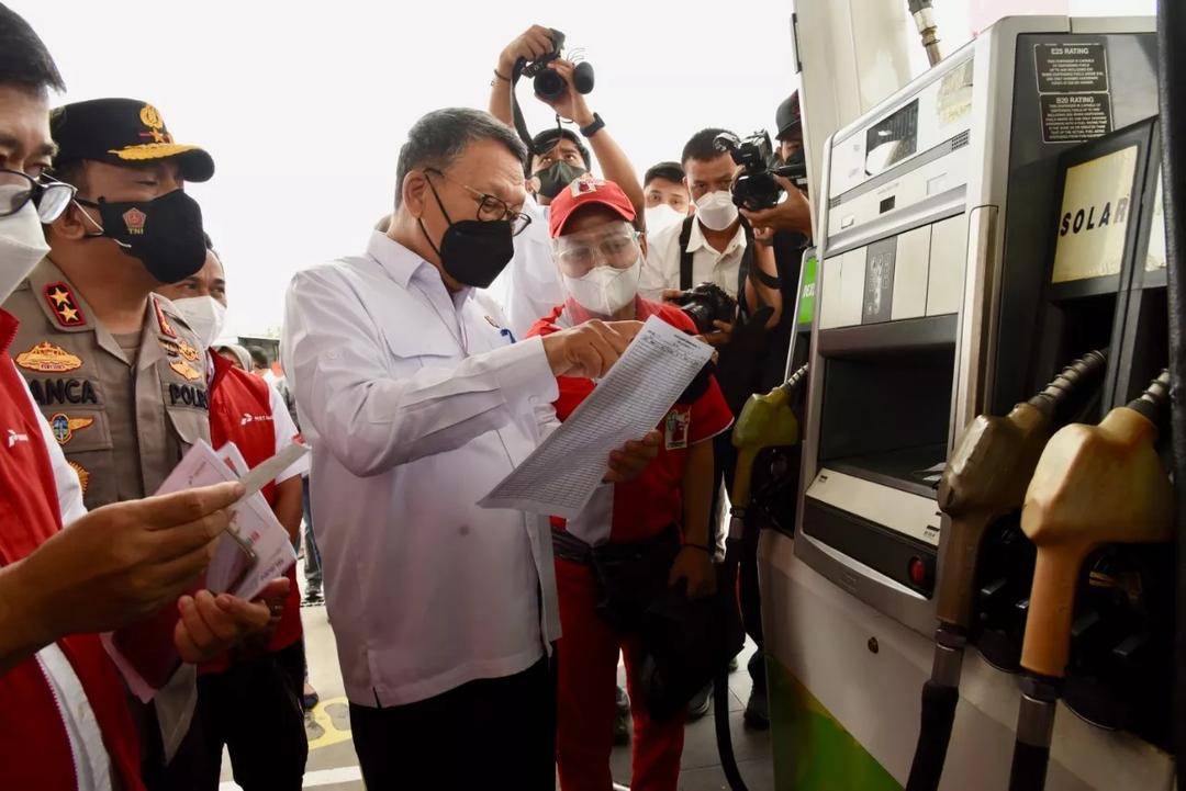 Menteri ESDM, Arifin Tasrif, melakukan inspeksi di sejumlah SPBU di Pulau Sumatera, Minggu (10/4). (dok. kementerian ESDM)