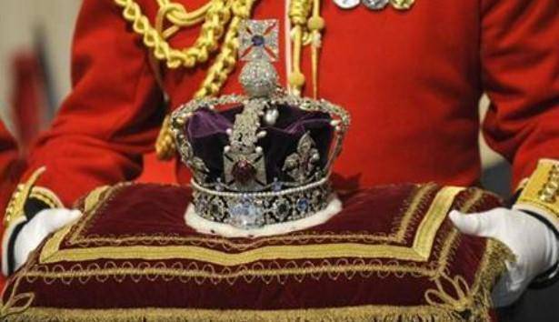 ilustrasi Mahkota Ratu Elizabeth II (reuters.com/Toby Melville)