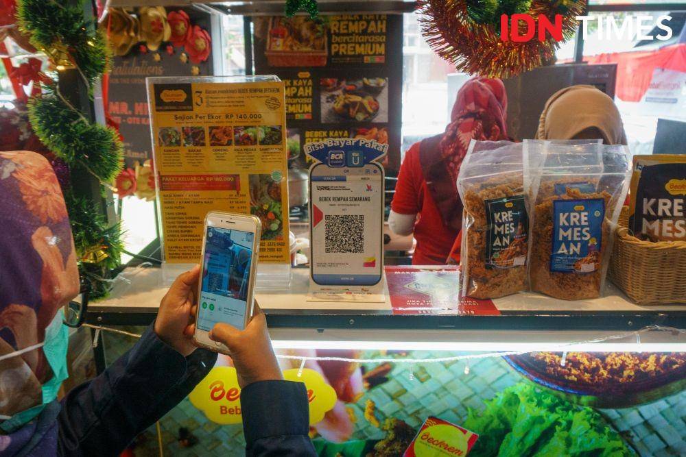 Pembeli memindai QR code pada merchant BCA UMKM Bebek Rempah untuk transaksi pembayaran di Semarang, Jawa Tengah (17/12/2021). (IDN Times/ Dhana Kencana)