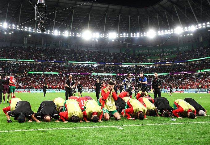 Momentum pemain Maroko sujud syukur. (Twitter/@BetaKopites)