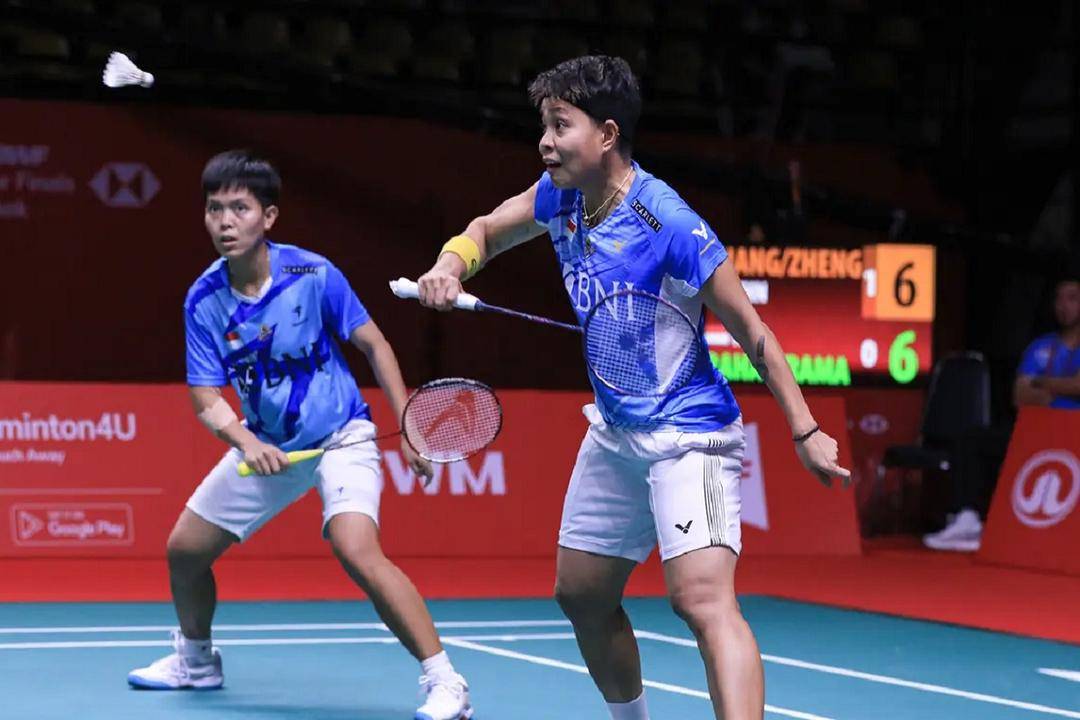 Ganda putri Indonesia Apriyani Rahayu/Siti Fadia Silva Ramadhanti saat berlaga pada Grup A BWF World Tour Finals 2022 di Nimibutr Arena, Bangkok, Thailand/Dok. PBSI)