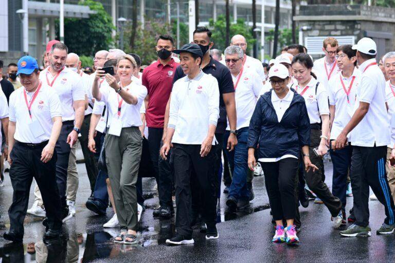 Jalan santai dalam rangkaian acara Kick Off keketuaan ASEAN Indonesia 2023, Minggu (29/1). (dok. Setpres)