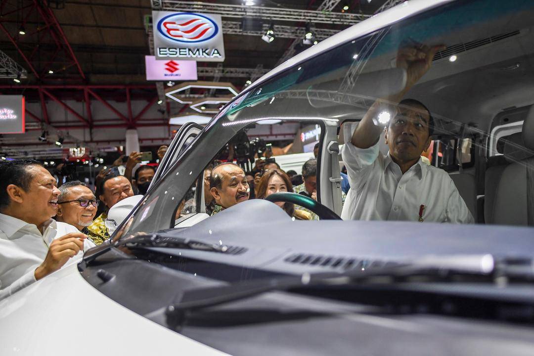 Jokowi kunjungi stand Esemka di IIMS 2023. (ANTARA FOTO/M Risyal Hidayat)