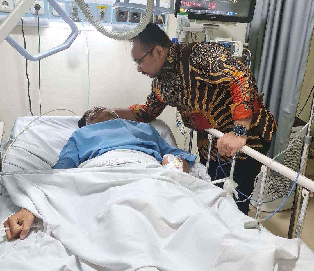 Menteri Agama Yaqut Cholil Qoumas menjenguk langsung David (17), korban yang dianiaya tersangka Mario Dandy Satriyo, anak salah satu pejabat Dirjen Pajak Kementerian Keuangan, Rabu malam (22/2). (Dok Istimewa).