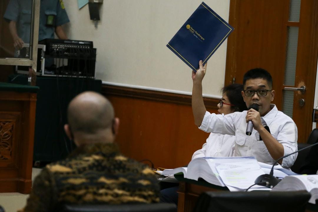 Terdakwa AKBP Dody Prawiranegara (kanan) dan Linda Pujiastuti (tengah) memberikan tanggapan atas kesaksian terdakwa Irjen Pol Teddy Minahasa (kiri). (ANTARA FOTO/Rivan Awal Lingga)
