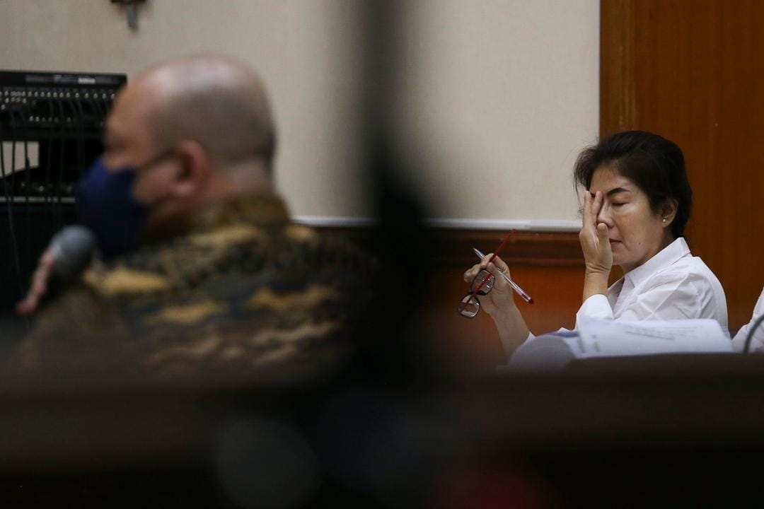 Terdakwa Linda Pujiastuti (kanan) mendengarkan kesaksian terdakwa Irjen Pol Teddy Minahasa (kiri). (ANTARA FOTO/Rivan Awal Lingga)
