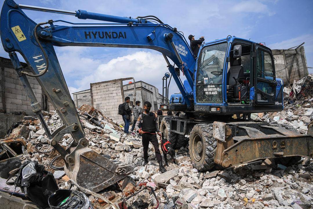 Pencarian korban akibat kebakaran depo Pertamina Plumpang. (ANTARA FOTO/M Risyal Hidayat)