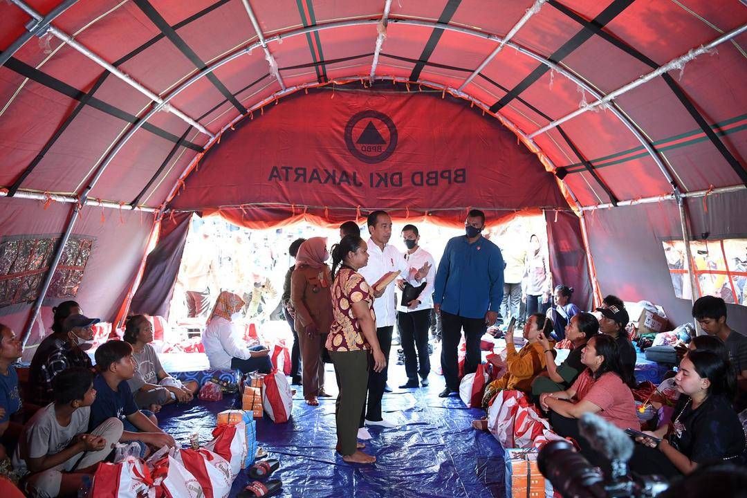 Jokowi tinjau korban kebakaran Depo Plumpang. (ANTARA FOTO/M Risyal Hidayat)