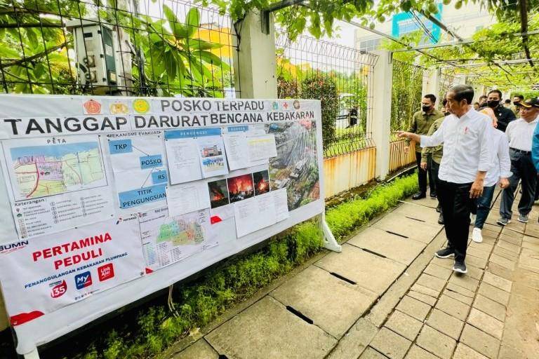 Presiden Jokowi meninjau posko pengungsian kebakaran Depo Pertamina Plumpang, Minggu (5/3). (dok. Setpres)