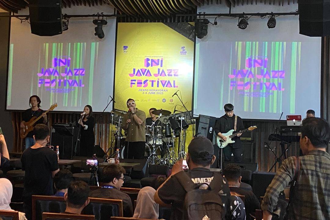 Penampilan Eros Tjokro dalam konferensi pers JJF 2023. (Fortuneind/Bayu)