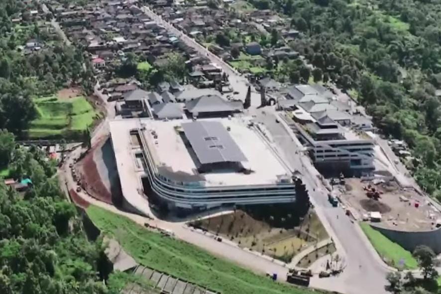 Kawasan parkir kendaraan pengunjung Pura Besakih yang kini sudah tertata. (Tangkapan layar)