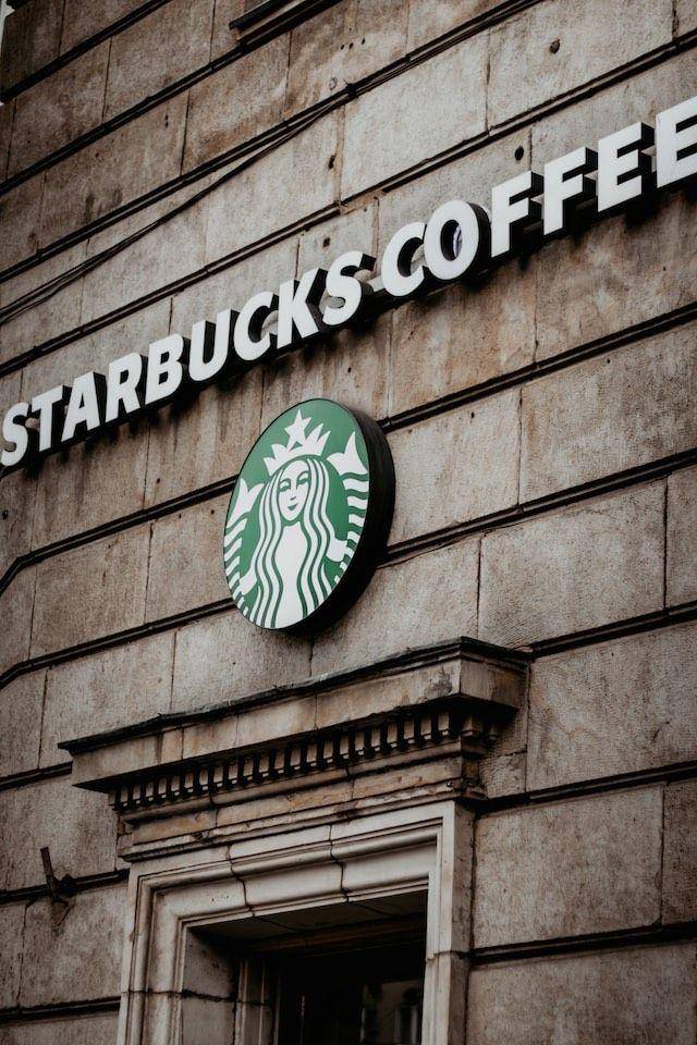 Foto gerai Starbuck (unsplash.com/Ira Ostafiichuk)