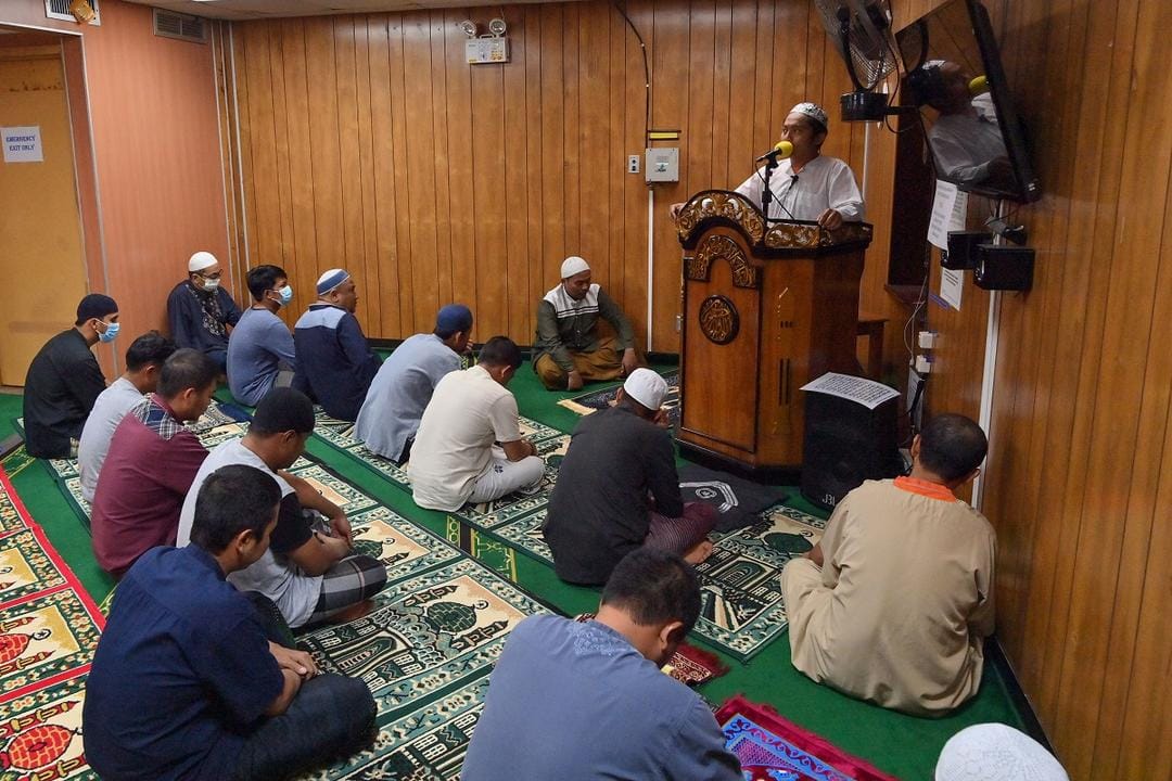 Khatib menyampaikan ceramahnya kepada para pekerja Pertamina Hulu Energi (PHE) Offshore North West Java (ONWJ) sebelum shalat tarawih. ANTARA FOTO/Aditya Pradana Putra