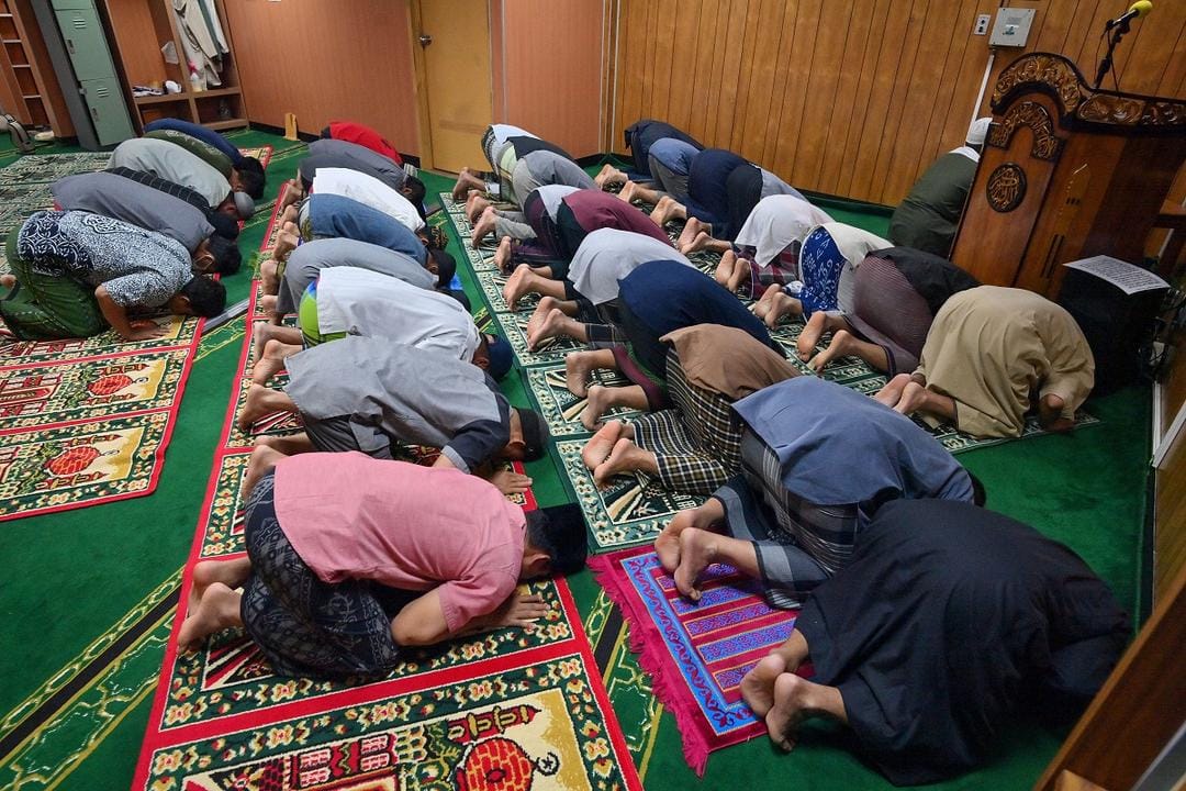Sejumlah pekerja Pertamina Hulu Energi (PHE) Offshore North West Java (ONWJ) menunaikan shalat tarawih di musala anjungan lepas pantai. ANTARA FOTO/Aditya Pradana Putra