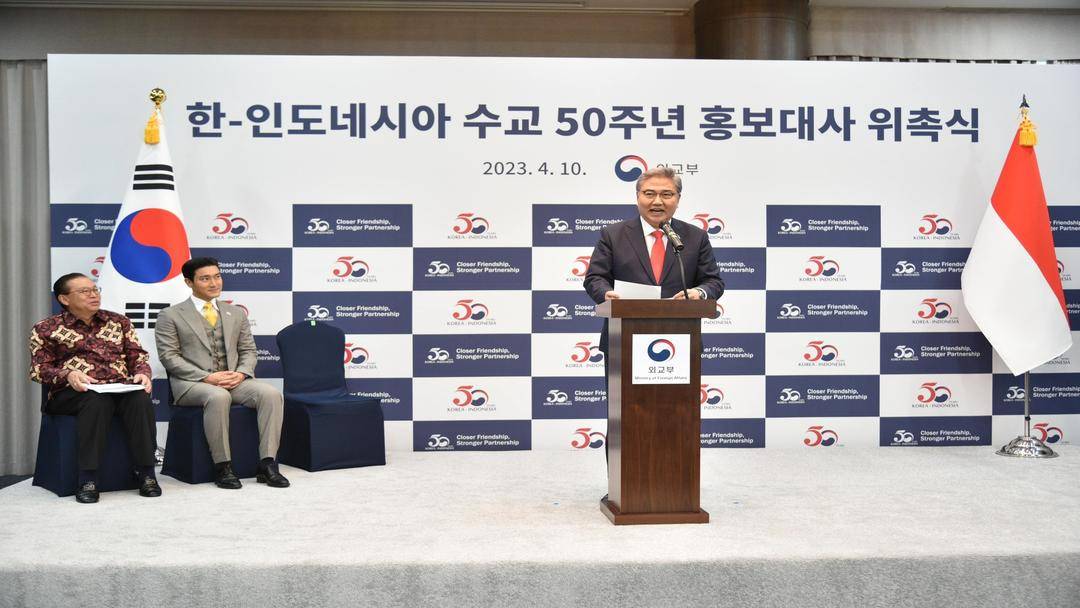 Menteri Luar Negeri Korea Selatan, Park Jin beri sambutan atas penetapan Choi Siwon sebagai Duta Promosi Korea Selatan (Dok. Kedutaan Besar Republik Indonesia untuk Seoul, Republik Korea)