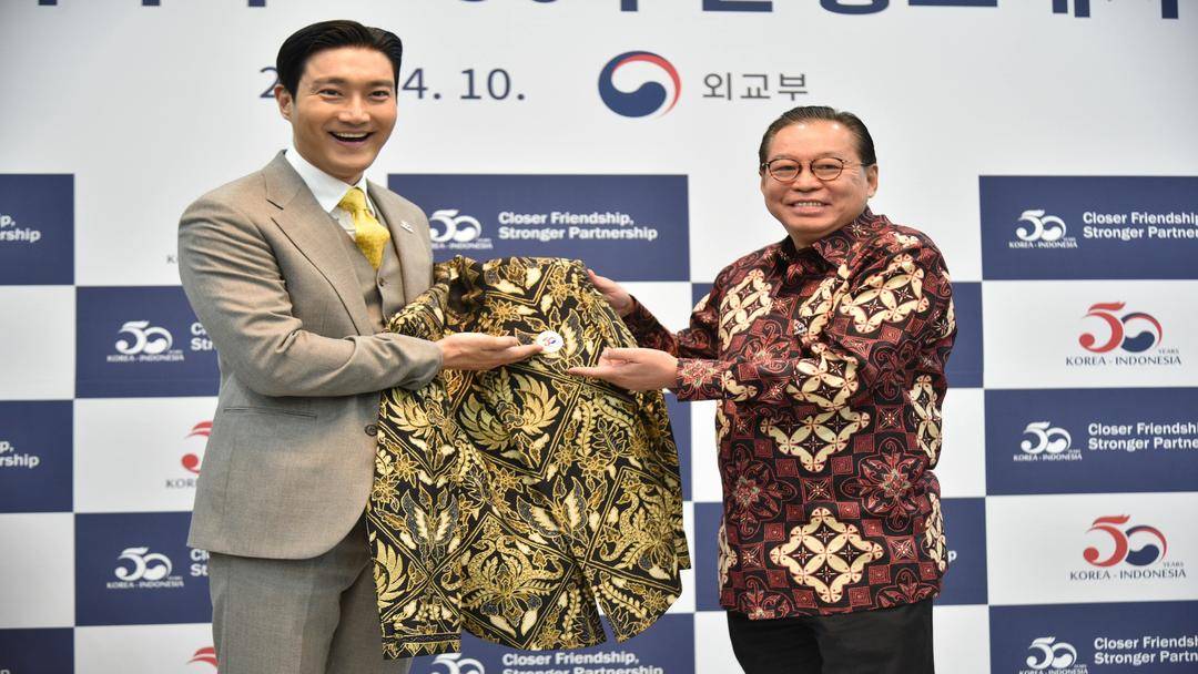 Momen Duta Besar Indonesia untuk Korea Selatan, Gandi Sulistiyanto bersama Duta Promosi Korea Selatan Choi Siwon (Dok. Kedutaan Besar Republik Indonesia untuk Seoul, Republik Korea)