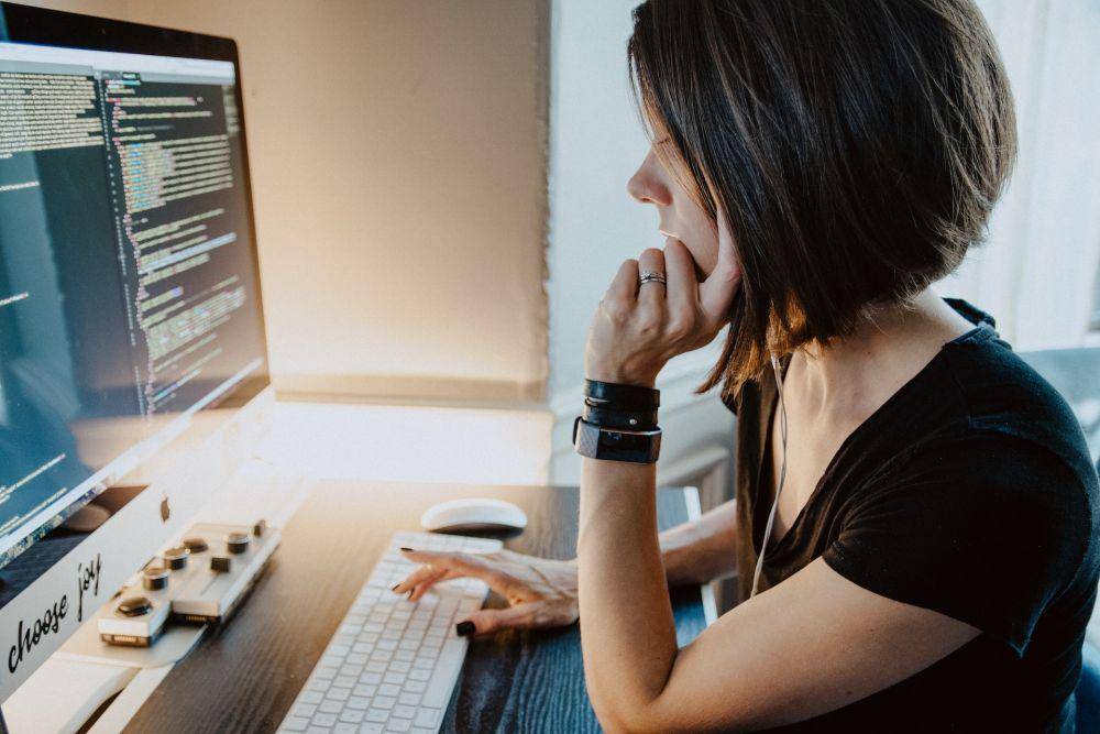 ilustrasi programer komputer (unsplash.com/Kelly Sikkema)