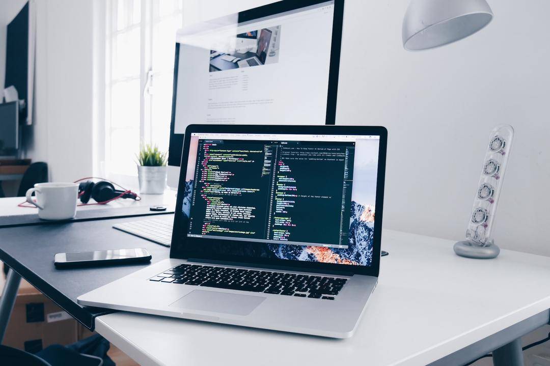 ilustrasi spesifikasi laptop (unsplash.com/Christopher Gower)