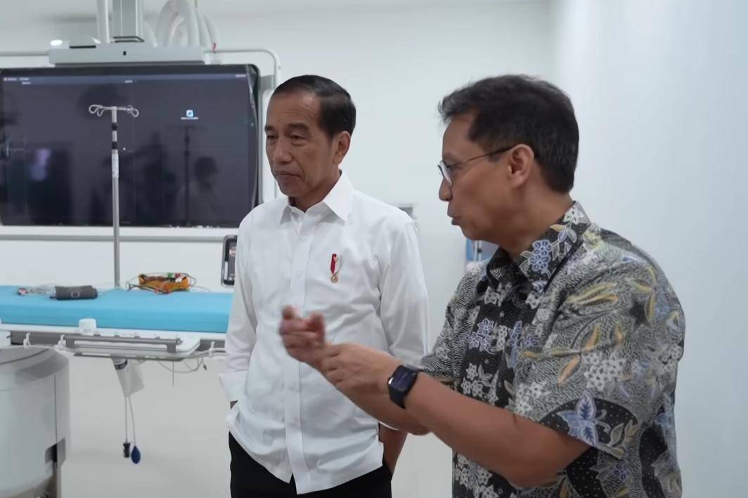 Presiden Jokowi dan Menkes Budi Gunadi Sadikin. (Tangkapan layar)