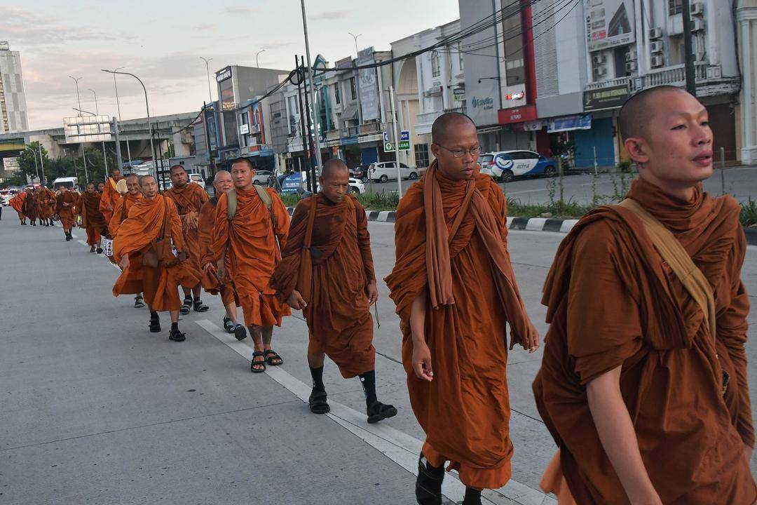 Para biksu lakukan ritual Thudong. (ANTARA FOTO/Fakhri Hermansyah)