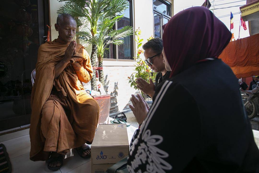 Biksu lakukan ritual Thudong. (ANTARA FOTO/Dedhez Anggara)