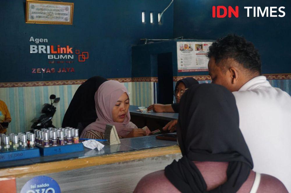 Kartika melayani nasabah di Zeyas Jaya BRILink yang berlokasi di Kecamatan Medan Marelan (IDN Times/Doni Hermawan)