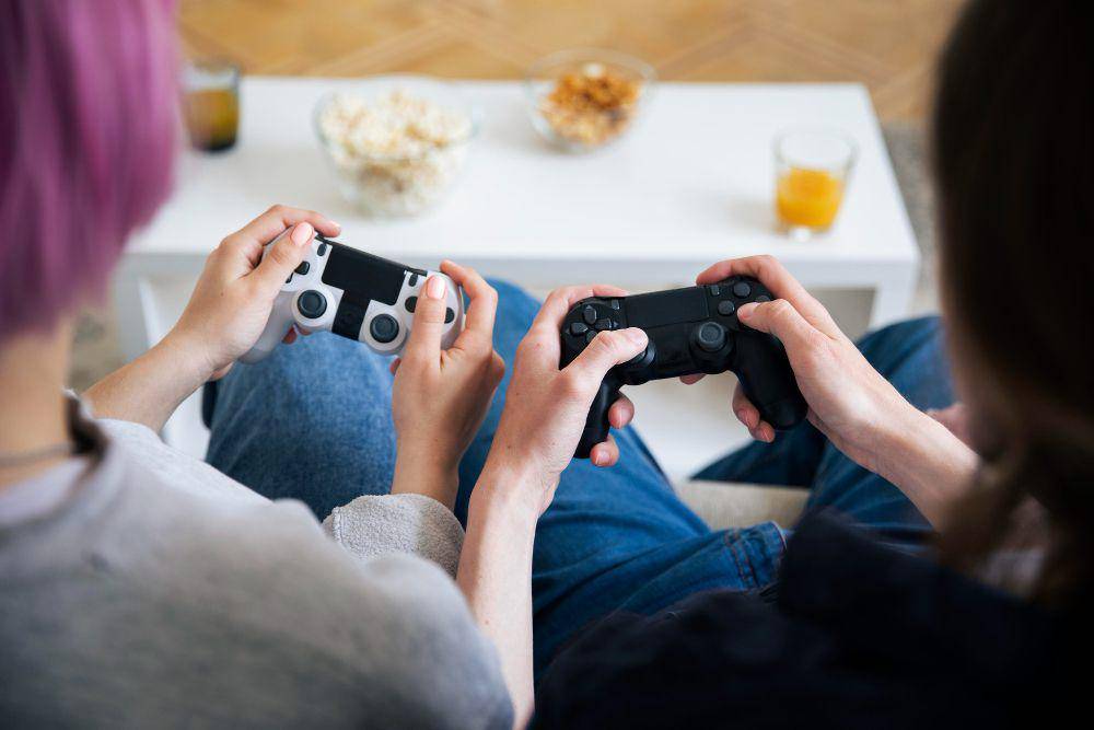 ilustrasi dua orang bermain game (freepik.com/freepik)