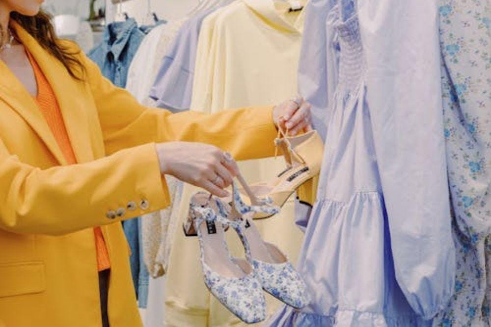 Ilustrasi memilih sepatu (pexels/Ron Lach)