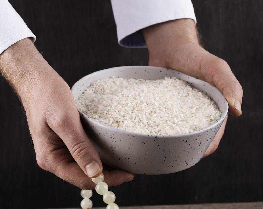 ilustrasi memberikan zakat fitrah (freepik.com/freepik)