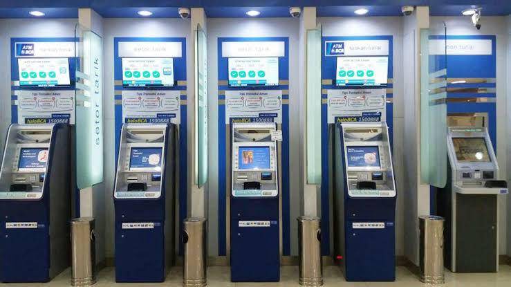 Ilustrasi ATM BCA (https://www.google.com/amp/s/voi.id/amp/64720/terungkap-ternyata-layar-mesin-atm-bca-bisa-di-i-zoom-in-zoom-out-i)