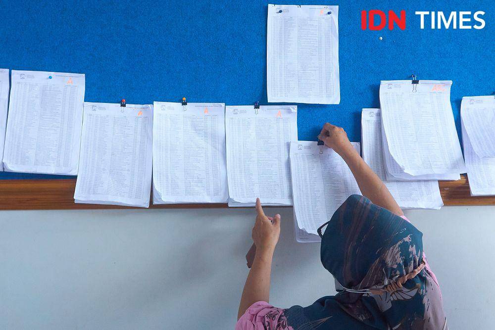 Seorang nasabah BPR Jepara Artha melihat daftar nama pembayaran klaim simpanan yang diumumkan oleh Lembaga Penjamin Simpanan (LPS) di Jepara, Jawa Tengah, Rabu (5/6/2024). (IDN Times/Dhana Kencana)