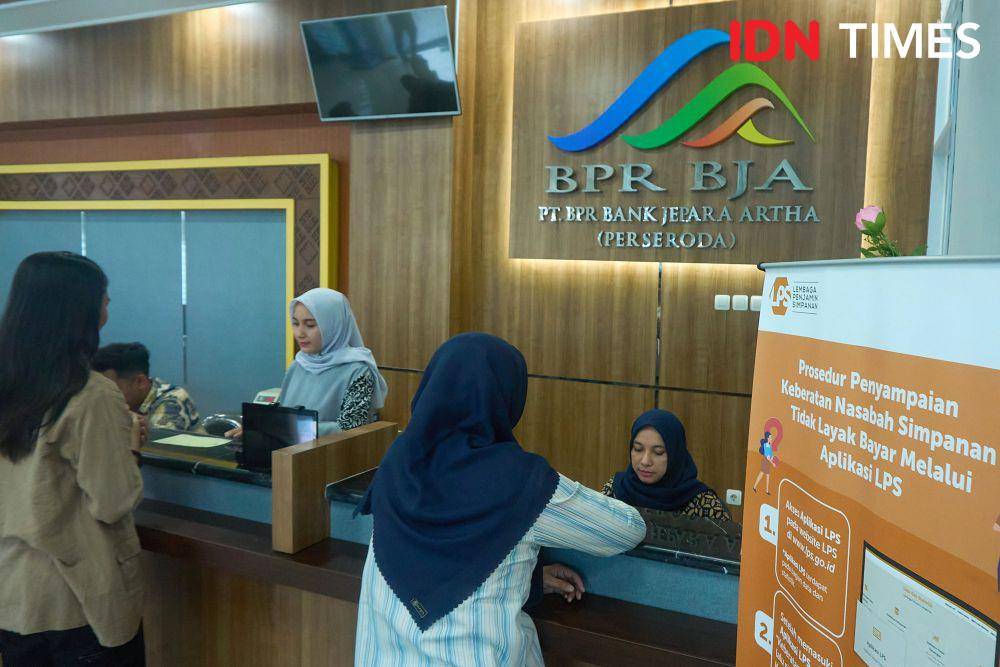 Nasabah BPR Jepara Artha  mengurus pembayaran klaim simpanan oleh Lembaga Penjamin Simpanan (LPS) di Jepara, Jawa Tengah, Rabu (5/6/2024). (IDN Times/Dhana Kencana)