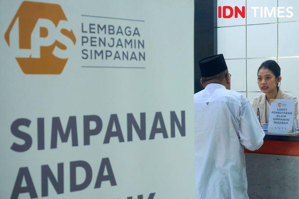 Nasabah BPR Jepara Artha, Achmad Chusairi (kiri) mengurus pembayaran klaim simpanan di bank pembayar (Bank BRI) yang ditunjuk Lembaga Penjamin Simpanan (LPS) di Jepara, Jawa Tengah, Rabu (5/6/2024). (IDN Times/Dhana Kencana)