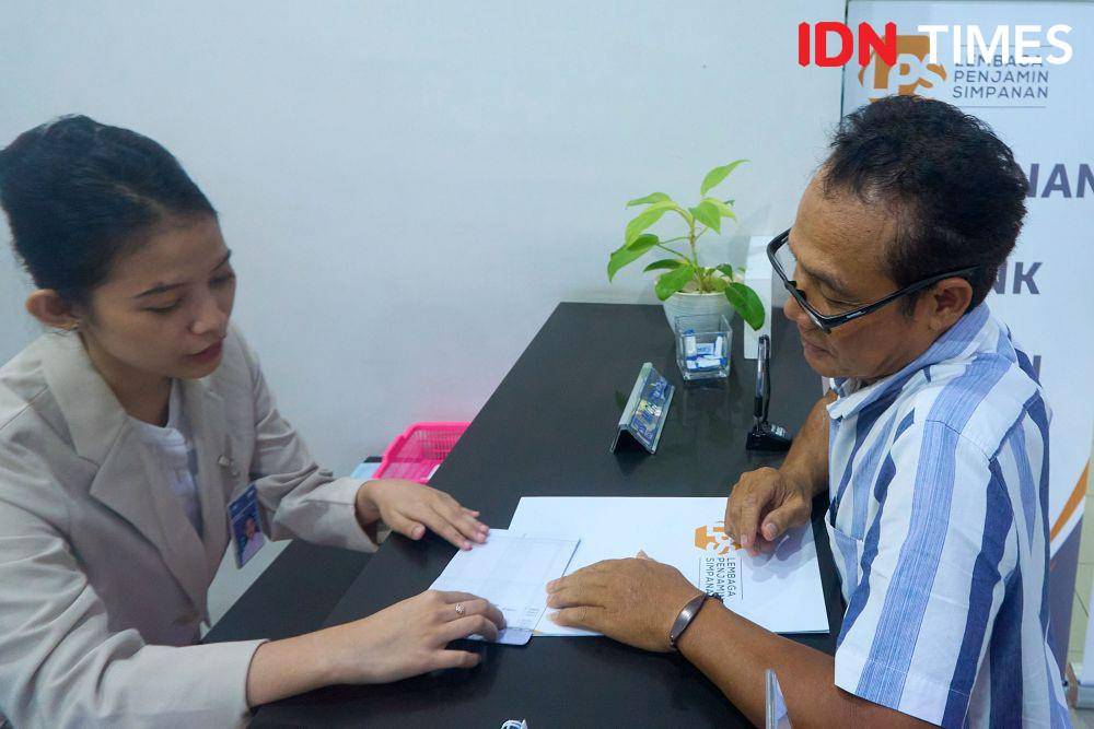 Nasabah BPR Jepara Artha, Abdul Muthalib (kanan) mengurus pembayaran klaim simpanan di bank pembayar (Bank BRI) yang ditunjuk Lembaga Penjamin Simpanan (LPS) di Jepara, Jawa Tengah, Rabu (5/6/2024). (IDN Times/Dhana Kencana)