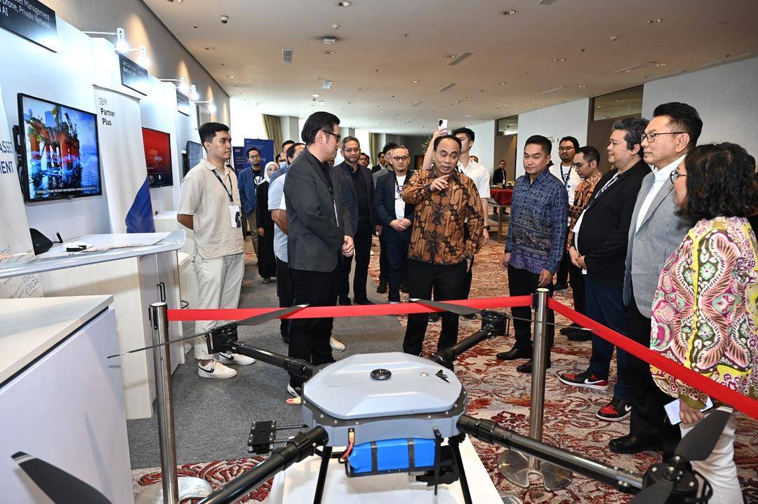 Kunjungan Menkominfo ke booth Beta-UAS yang gunakan IBM Maximo. (dok. IBM Indonesia)