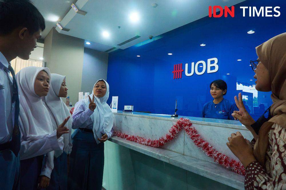 Sejumlah siswa SMALBN Semarang mengunjungi kantor bank UOB Indonesia di Semarang untuk belajar mengenai perbankan, Kamis (15/8/2024). (IDN Times/Dhana Kencana)