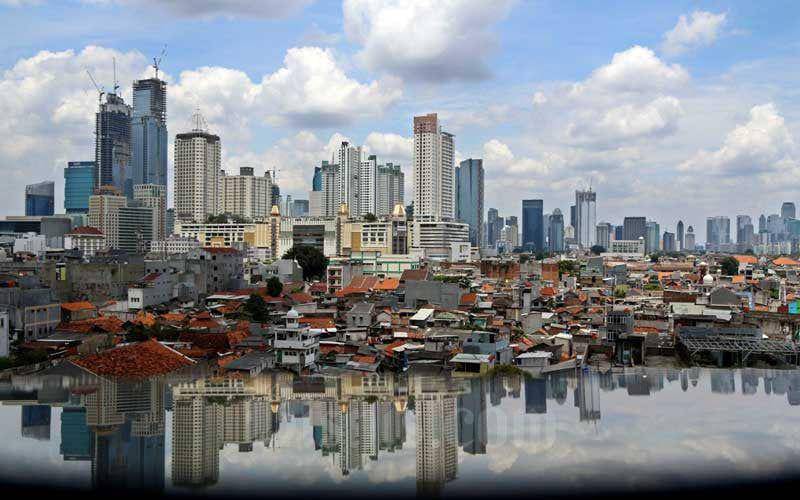 Suasana gedung bertingkat dan perumahan padat penduduk di Jakarta, Rabu (31/3/2021). Bisnis/Eusebio Chrysnamurt