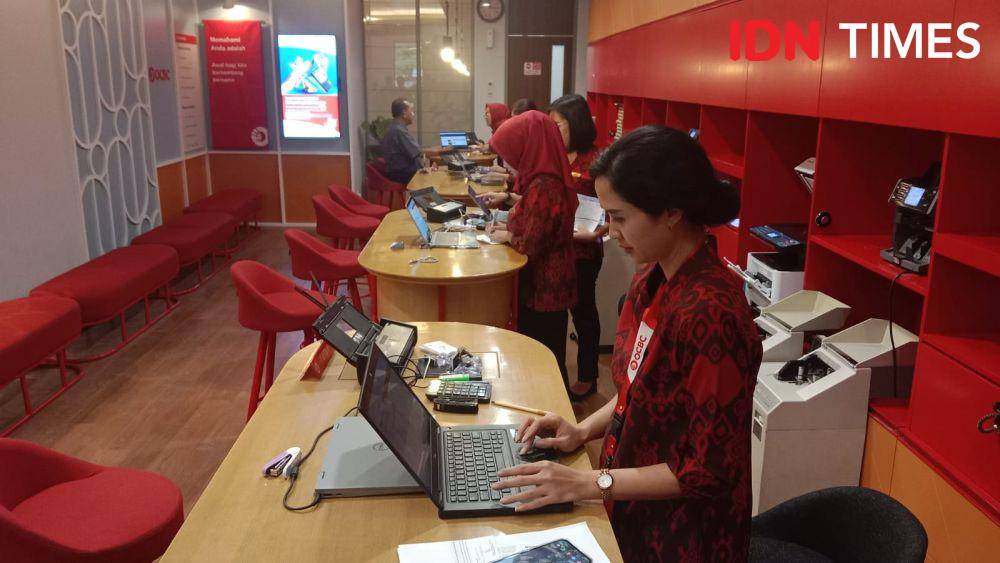 Sejumlah pegawai OCBC saat melayani pelanggan di Semarang. (IDN Times/Fariz Fardianto)