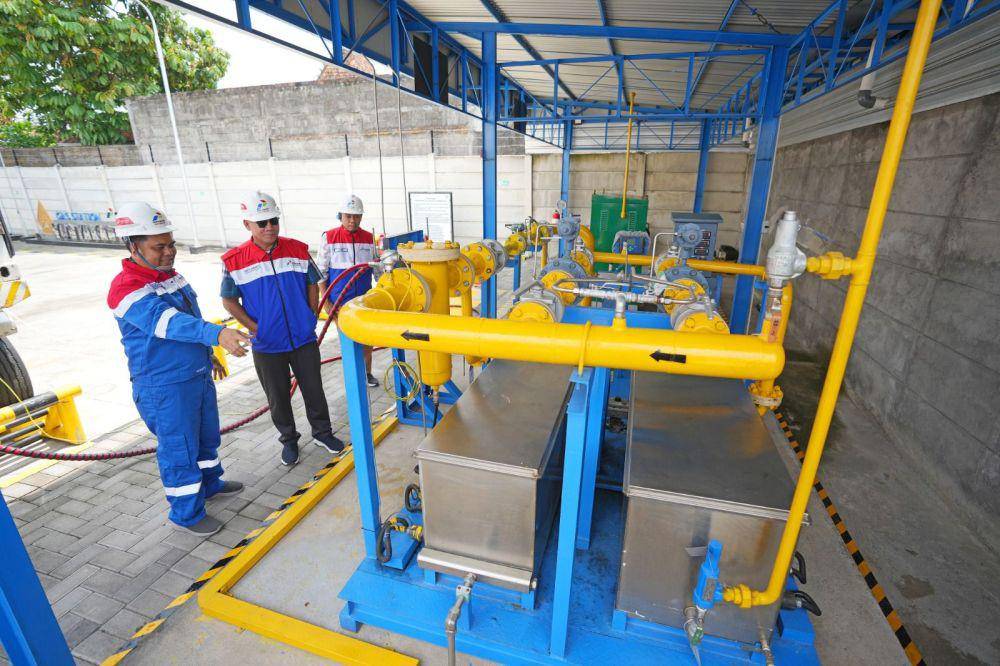 Direktur Utama PT Perusahaan Gas Negara (PGN) Tbk, Arief Setiawan Handoko (tengah) meninjau langsung progres pengembangan jaringan gas bumi (jargas) untuk rumah tangga di Kabupaten Sleman, Daerah Istimewa Yogyakarta (DIY). (Dok. PGN)