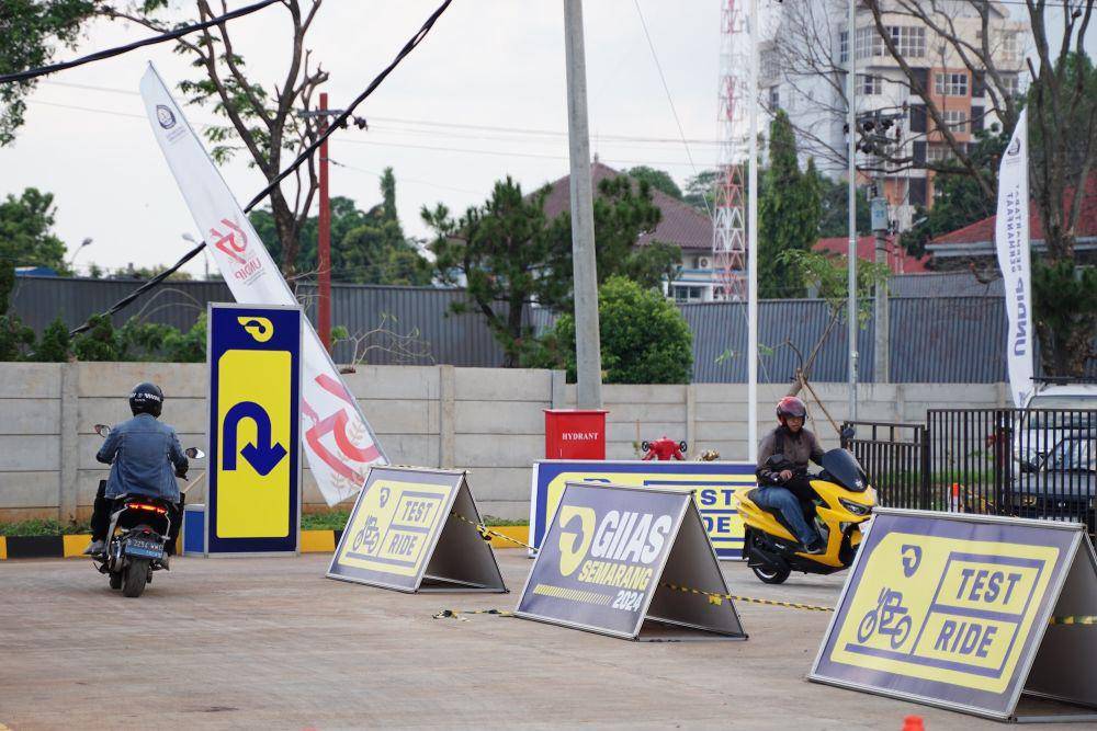 Pengunjung sedang mengikuti test ride di ajang GIIAS Semarang 2024 di Muladi Dome Undip. (dok. GIIAS)