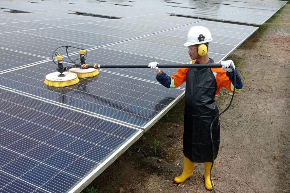 Petugas saat melakukan pembersihan solar panel di Pembangkit Listrik Tenaga Surya (PLTS) Tanjung Uma, Kota Batam (IDN Times/Putra Gema Pamungkas)