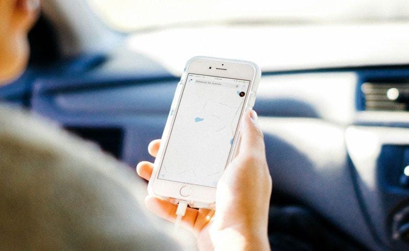 ilustrasi menggunakan HP lemot (unsplash.com/Jackie Alexander)