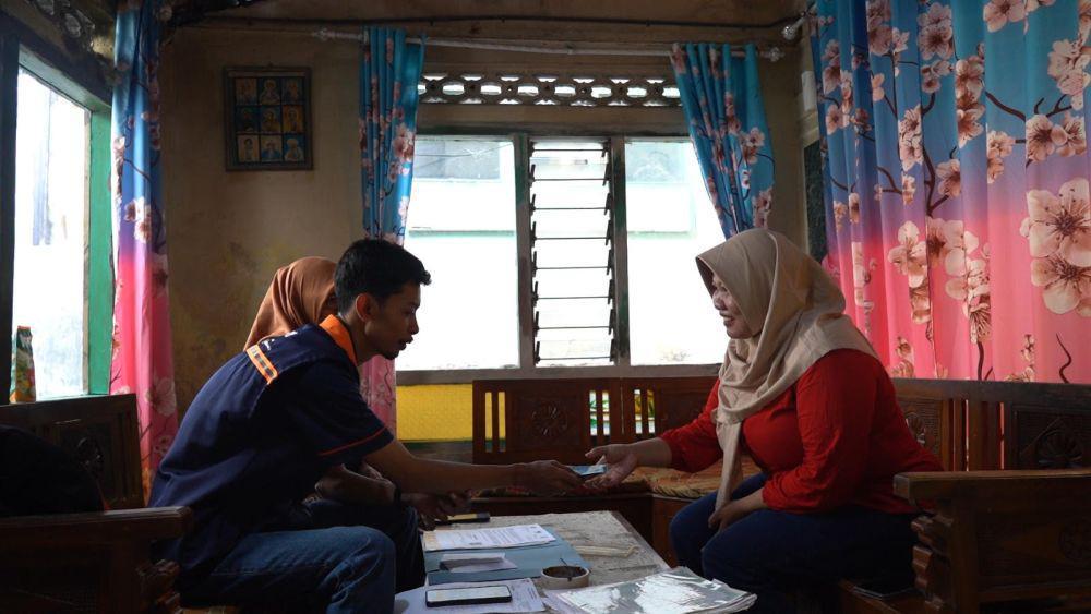 Kementerian Sosial (Kemensos) melanjutkan penyaluran bantuan sosial (bansos) Atensi Yapi di Kabupaten Banyuwangi, Jawa Timur. Sebanyak 1.695 anak yatim, piatu, dan yatim piatu (Yapi) mendapatkan bantuan tersebut. (Dok. Pos IND)
