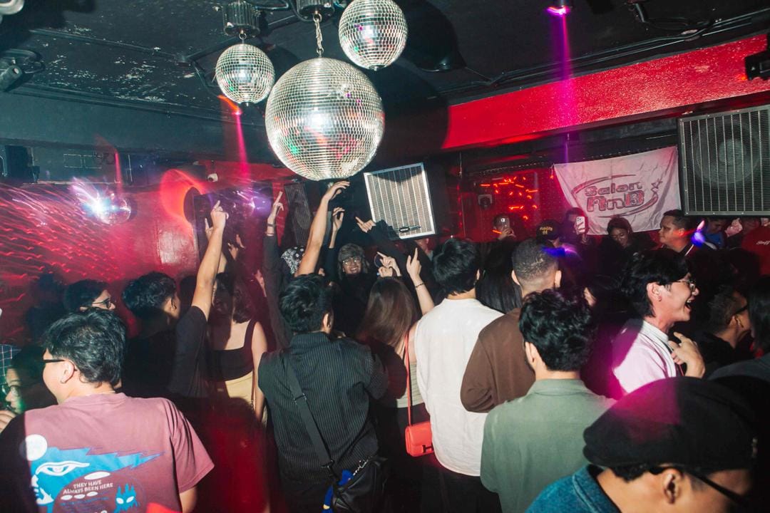 Johnnie Walker bersama Netflix meluncurkan desain botol Johnnie Walker Black Label edisi Squid Game secara terbatas. (dok. Diageo Indonesia)