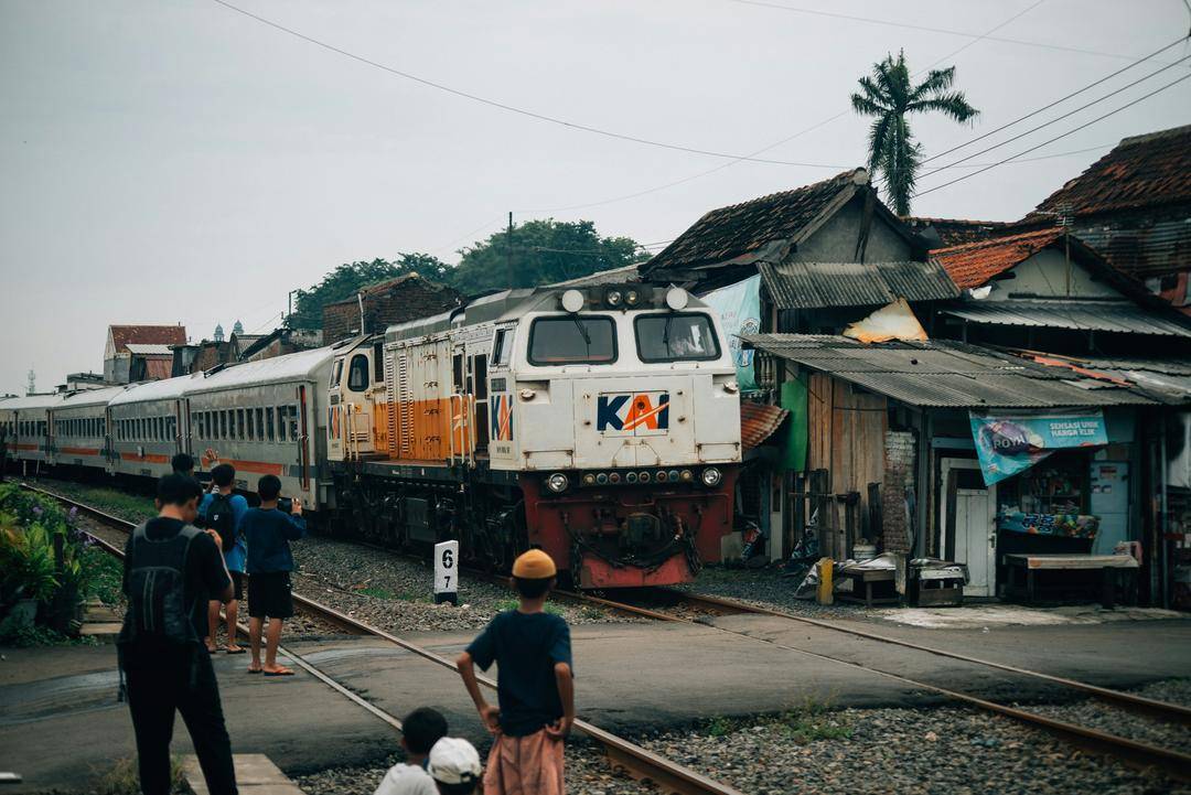Kereta Api di Indonesia (unsplash.com/Salman)