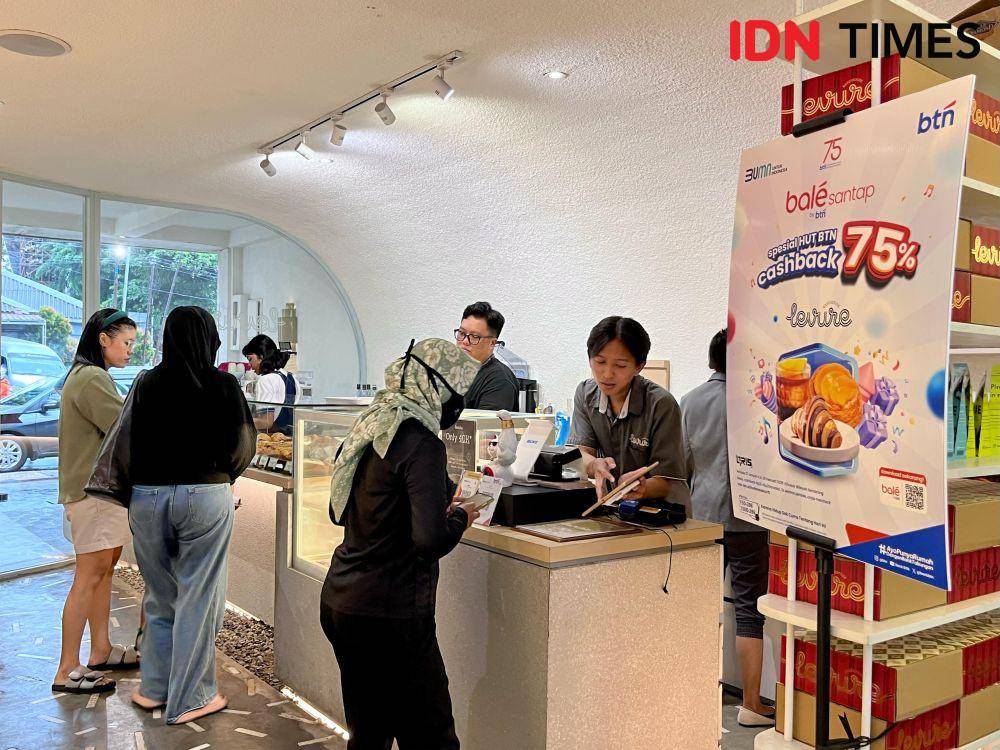 Aktivitas transaksi penjualan di Levure Bakehouse di Semarang, Kamis (13/2/2025). Integrasi UMKM lokal ini dengan balé by BTN tidak hanya memudahkan transaksi, tetapi juga meningkatkan efisiensi dan kenyamanan pelanggan. (IDN Times/Dhana Kencana)